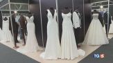 Pizzo e glitter per la sposa, verde per lui