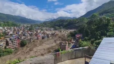 La montagna d'acqua di sei piani tra Tibet e Nepal