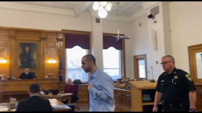 In aula l'aggressore di Salman Rushdie, rischia 32 anni di carcere