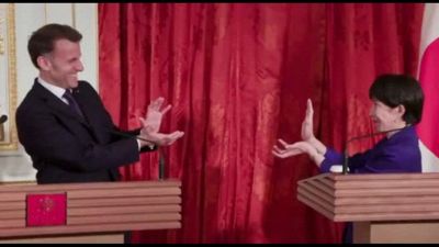 Takaichi e Macron: mossa di Dragon Ball in conferenza stampa a Tokyo