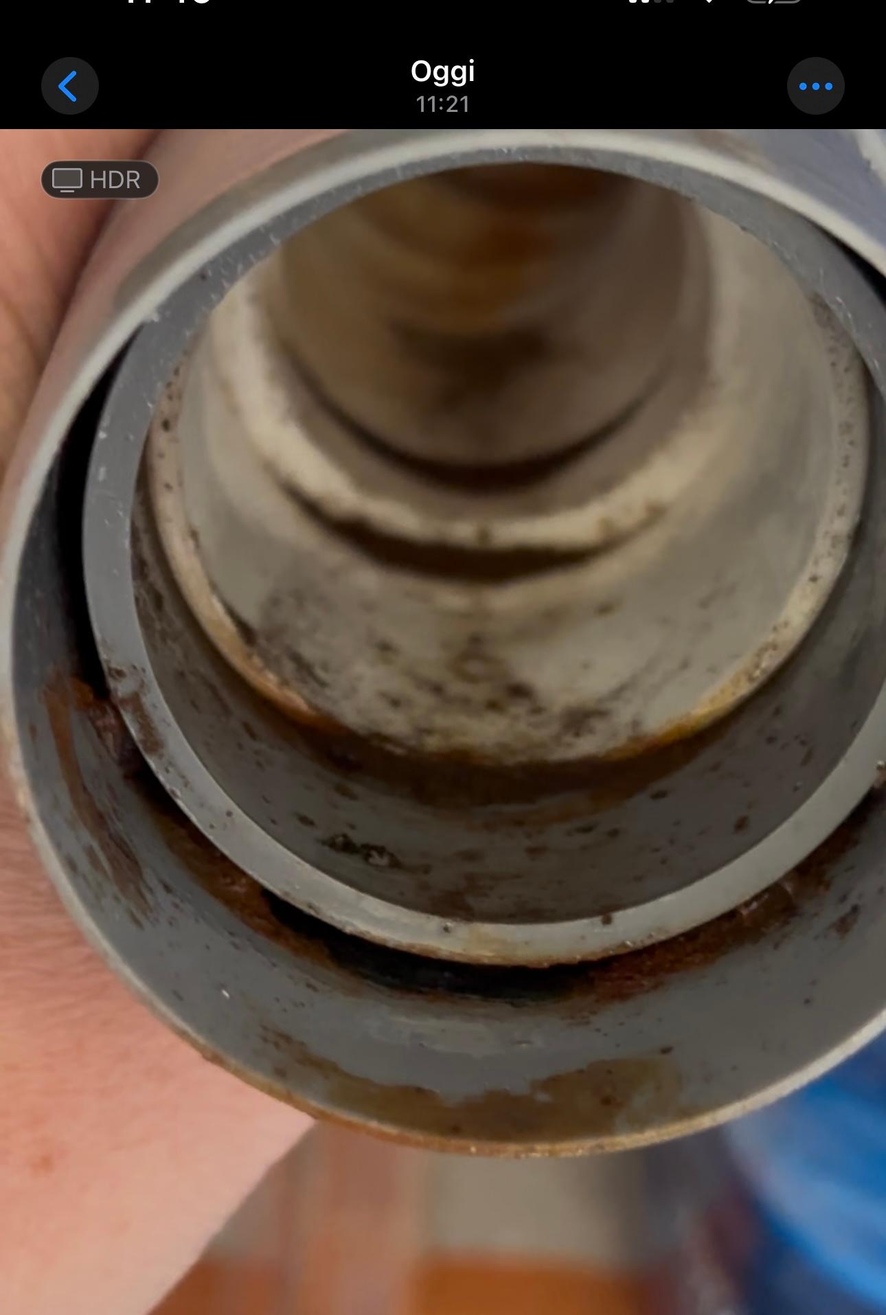 Risalita fognaria sifoni che gorgogliano acqua  stagnante