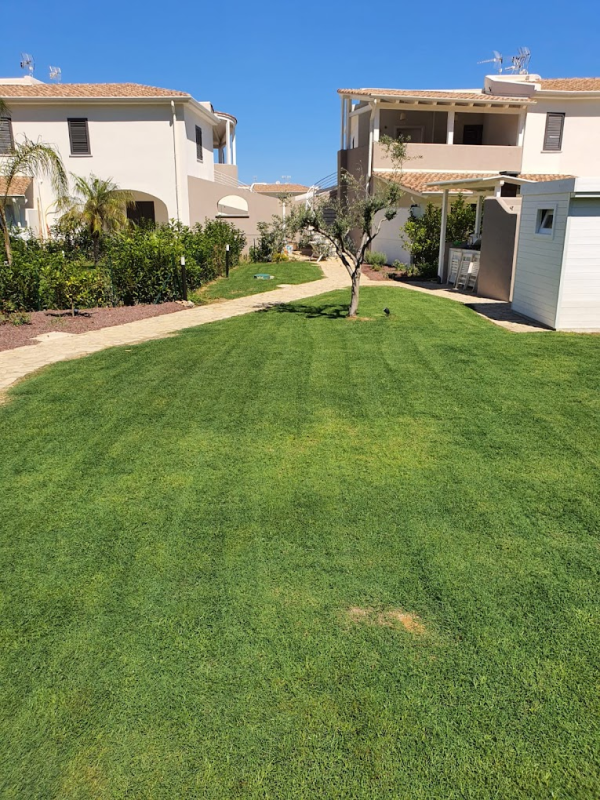 Realizzazione prati Roccella Garden